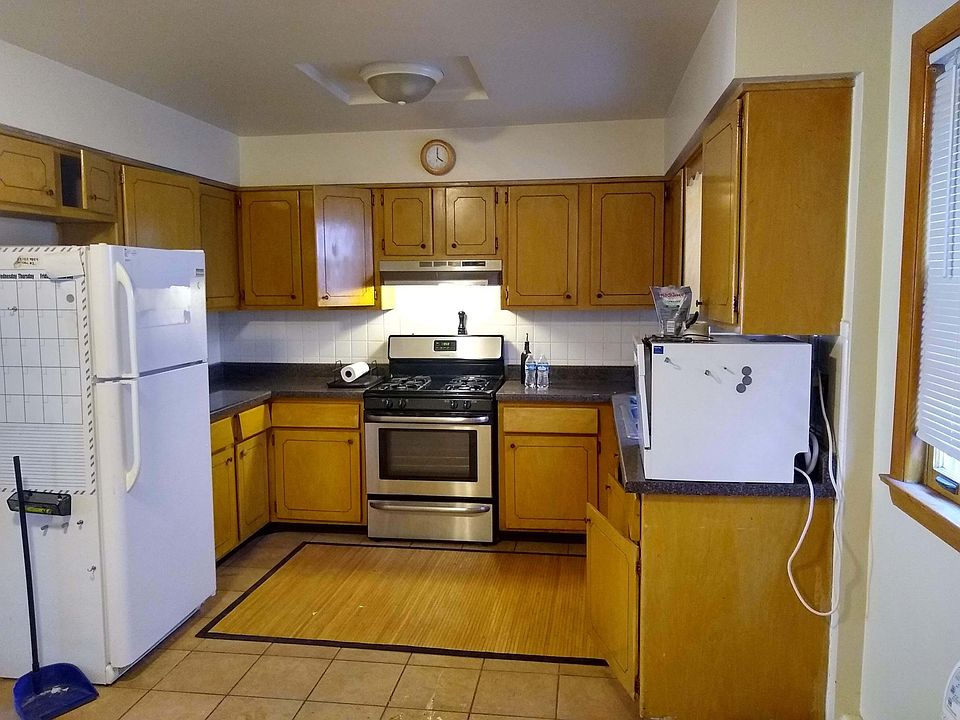Stove & Refrigerator included