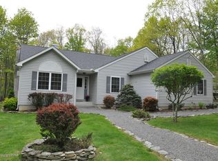 2117 Post Hill Ct, Henryville, PA 18332