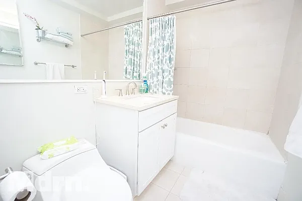 Rented by Mdrn Residential | media 32