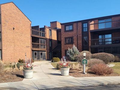 6100 West Stonehedge DRIVE #105, Greenfield, WI, 53220