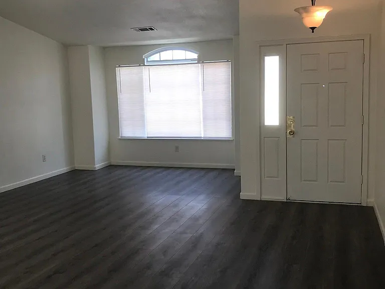 1068 Junction Dr — Photo 11
