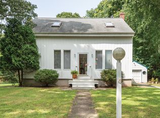 6 Arbutus Ln, Hampton Bays, NY 11946