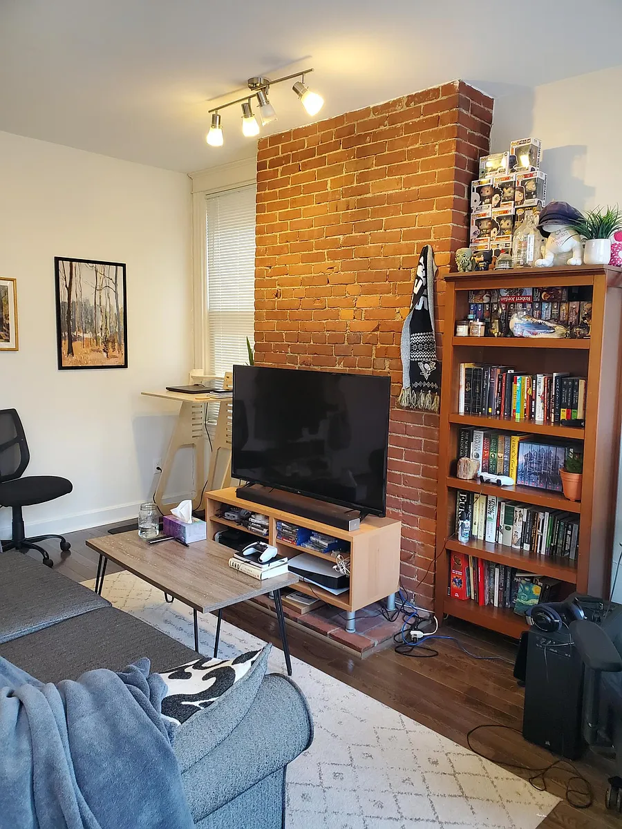 Living room - 327 Stratford Ave #1F