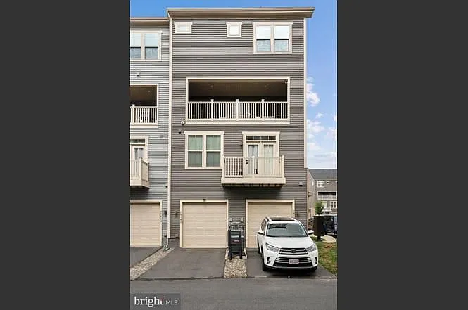 3 bed, 2.5 bath, 1600 sqft, $3,000 — Photo 3