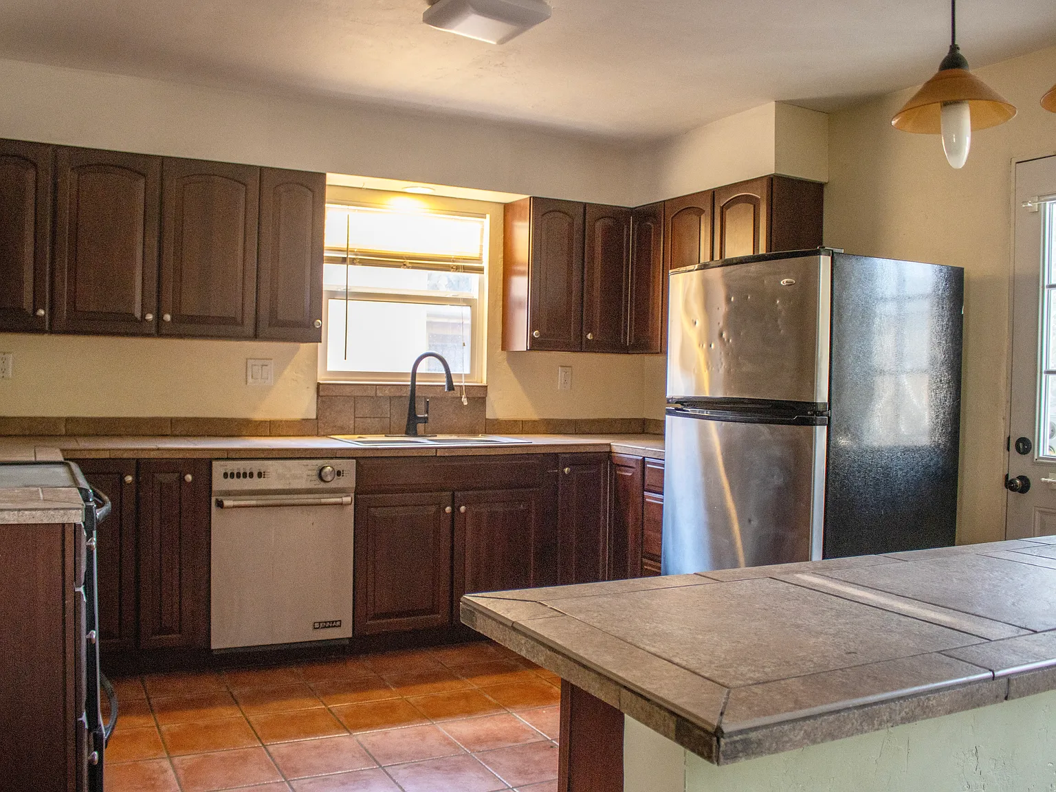 3 bed, 1200 sqft, $2,250 — Photo 4