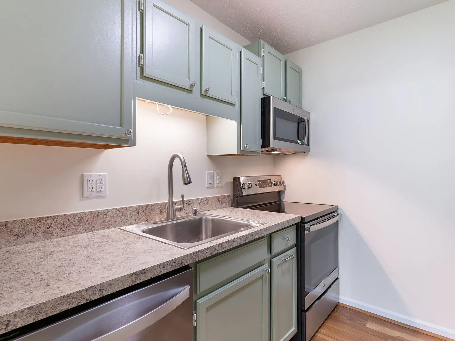 2 bed, 1.5 bath, 936 sqft, $1,800 — Photo 3