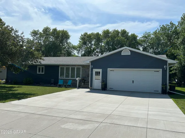 1443 Dogwood Ave, Grafton, ND 58237