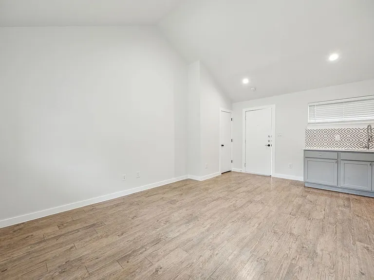 The Republic Apartments — Photo 6