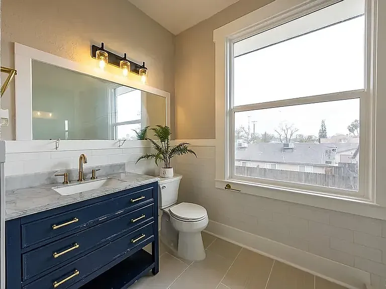 Shared bathroom (Total of 3 shared bathrooms, upstairs)