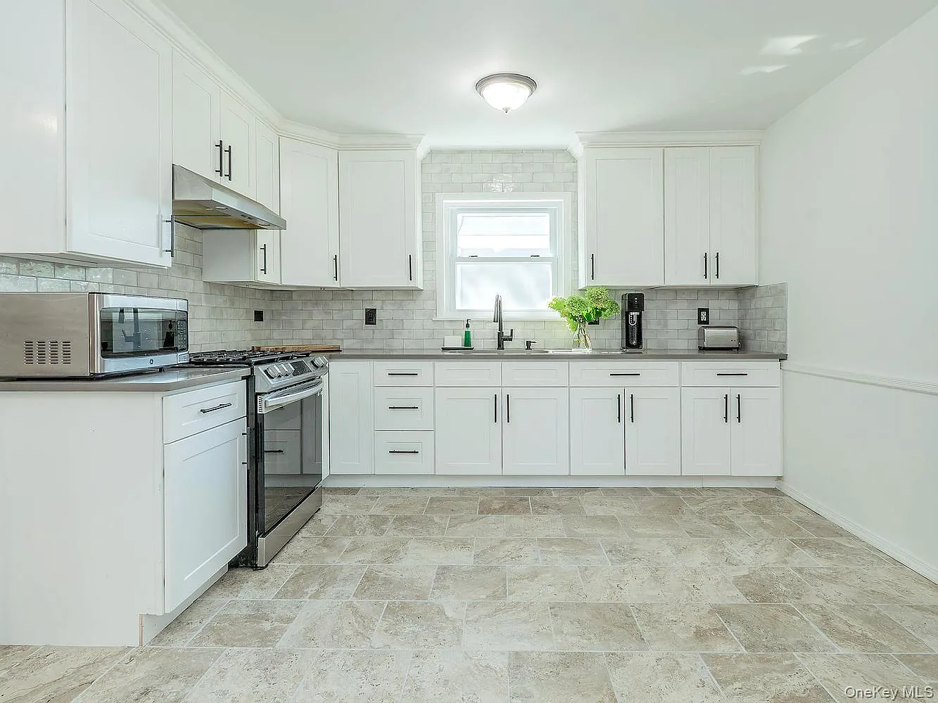 4 bed, 2.0 bath, 1372 sqft, $4,700 — Photo 2