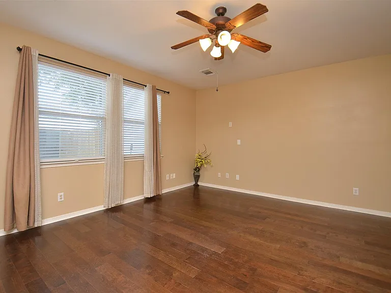 2911 Meadowglen Cv — Photo 18