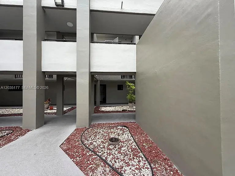 5 Olive Dr #12 — Photo 2