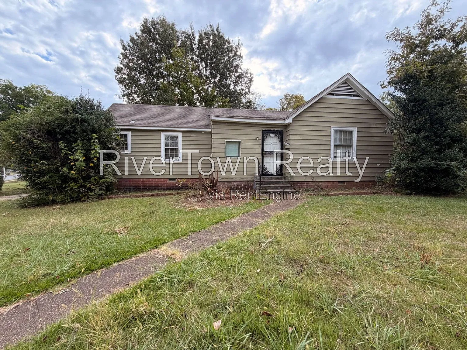 3 bed, 1.0 bath, 910 sqft, $995 — Photo 1