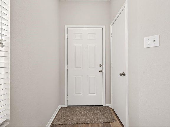 5th image of 2810 Meadowbrook Ln