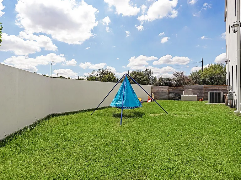 1632 Potomac Dr — Photo 2