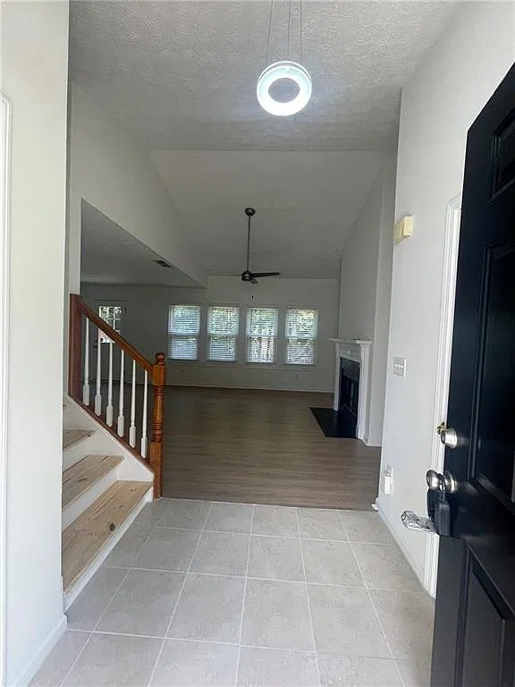3 bed, 2.5 bath, 1488 sqft, $2,195 — Photo 2