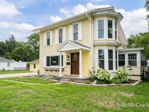 923 N Hudson St SE, Lowell, MI 49331