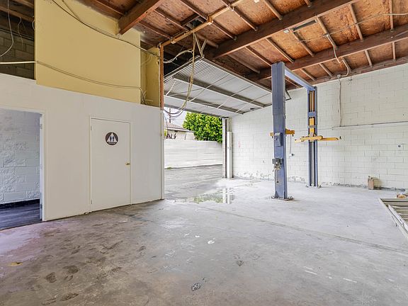 3rd image of 7820 Lankershim Blvd