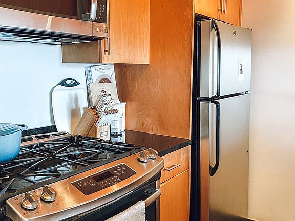 3rd image of 200 E 72nd St APT 32C