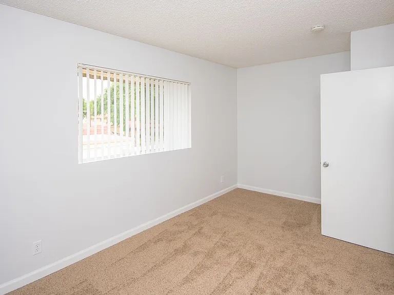 637 Beverly Pl — Photo 3