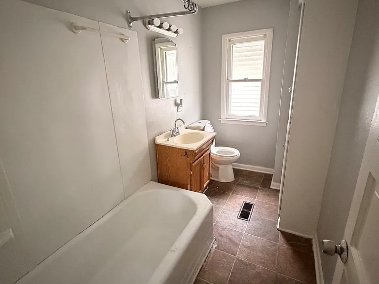 3915 Lockwood Ave — Photo 10