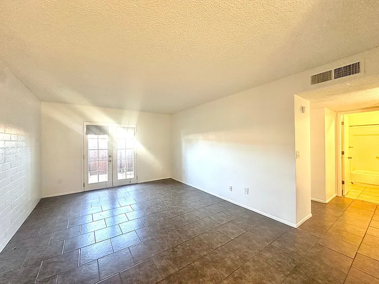 Desert Atrium - Studios, 1 Bedrooms and 2 Bedrooms in Great Location! Community Pool! — Photo 31