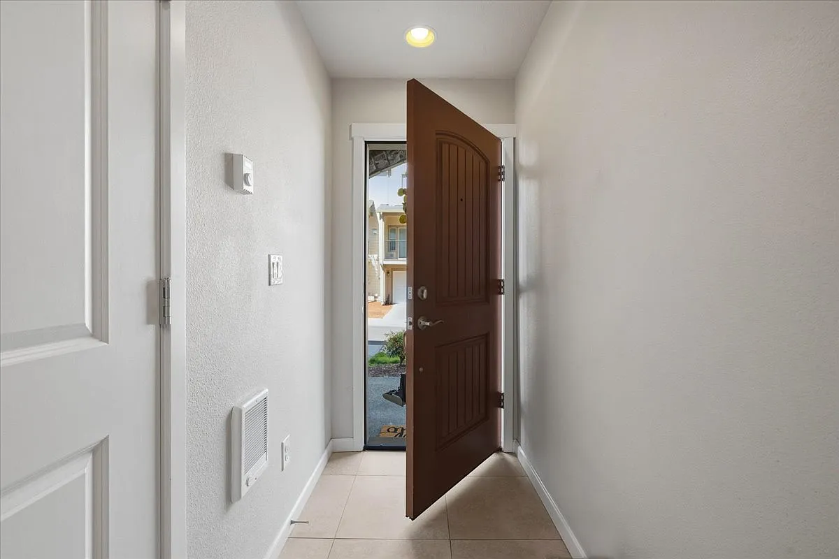 2 bed, 1221 sqft, $2,250 — Photo 1
