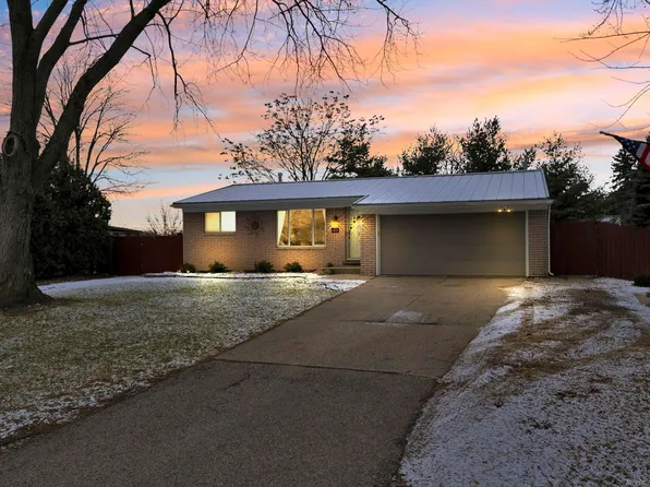 45077 Hecker Dr, Utica, MI 48317