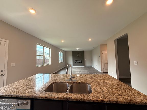 3rd image of 254 Hamilton Pointe Dr