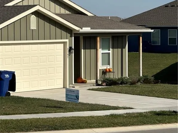 2266 Rock Creek Dr, Tonganoxie, KS 66086
