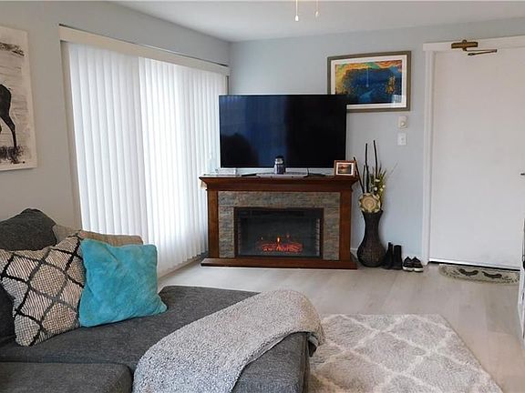 3rd image of 3886 Delaware Ave APT 1