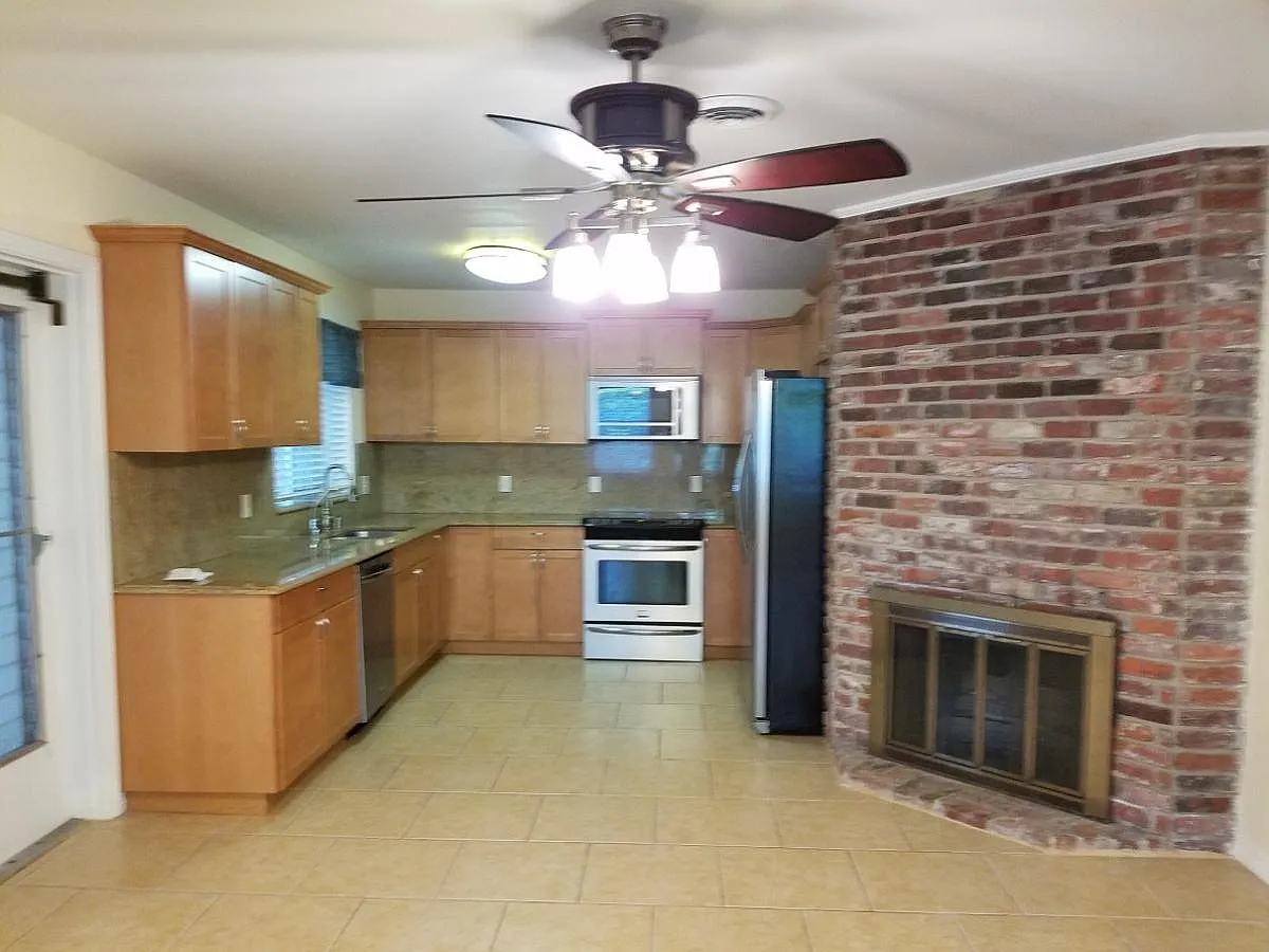 4 bed, 1939 sqft, $2,600 — Photo 2