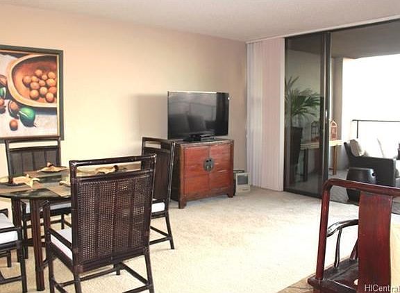 Dining area is also adjacent to the lanai