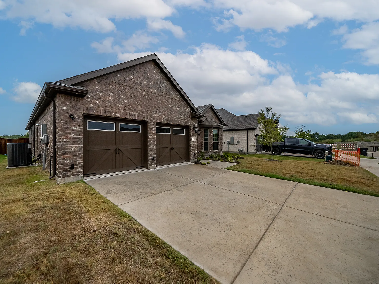 925 Baybrook Ln — Photo 2