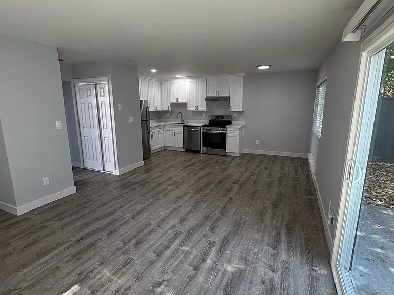 Silicon Valley Apartments — Photo 27