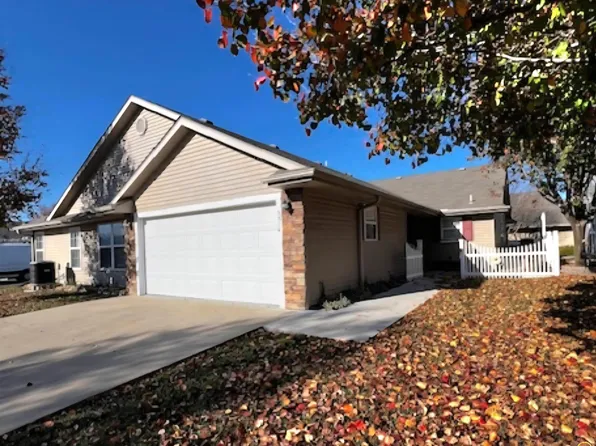 5514 SW Cantabella St, Topeka, KS 66614
