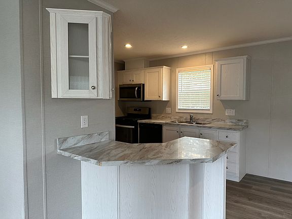 3rd image of 180 Oak Ave #180