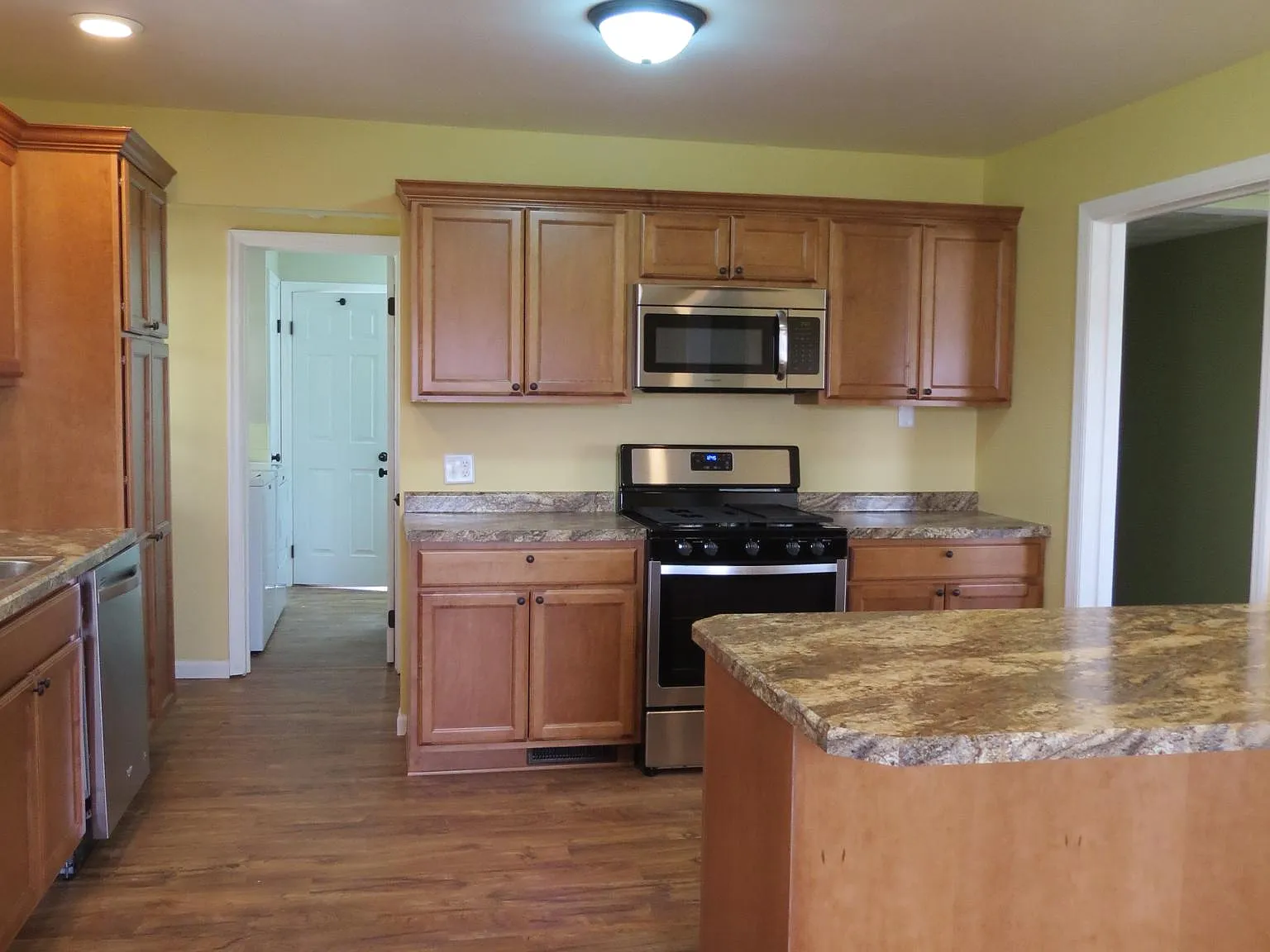 3 bed, 1.5 bath, 2072 sqft, $1,700 — Photo 4