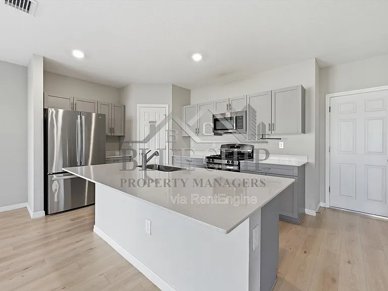 12937 Camarillo Pl — Photo 13