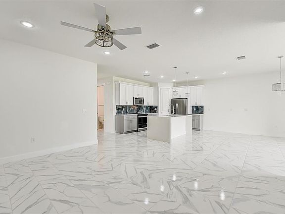 5th image of 3889 Walker Rd