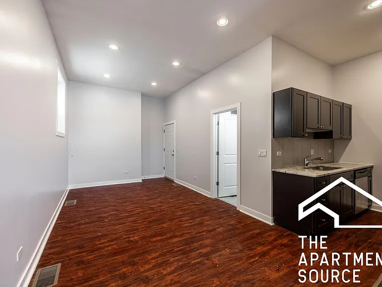 2944 W Montrose Ave #1R — Photo 6
