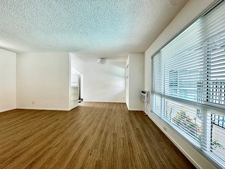 934 N Gardner St #6 — Photo 2
