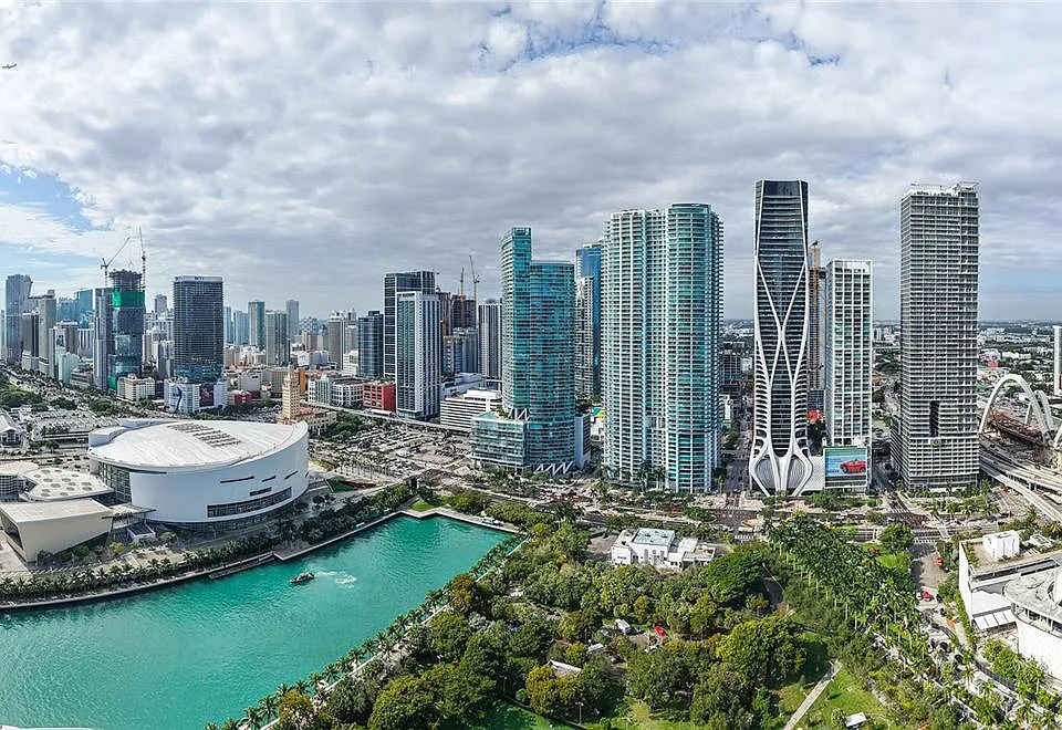 900 Biscayne Blvd #909
