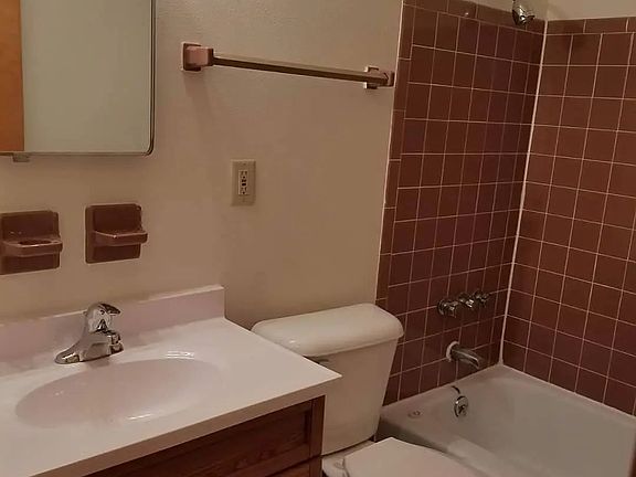 4th image of 4040 S Kinnickinnic Ave