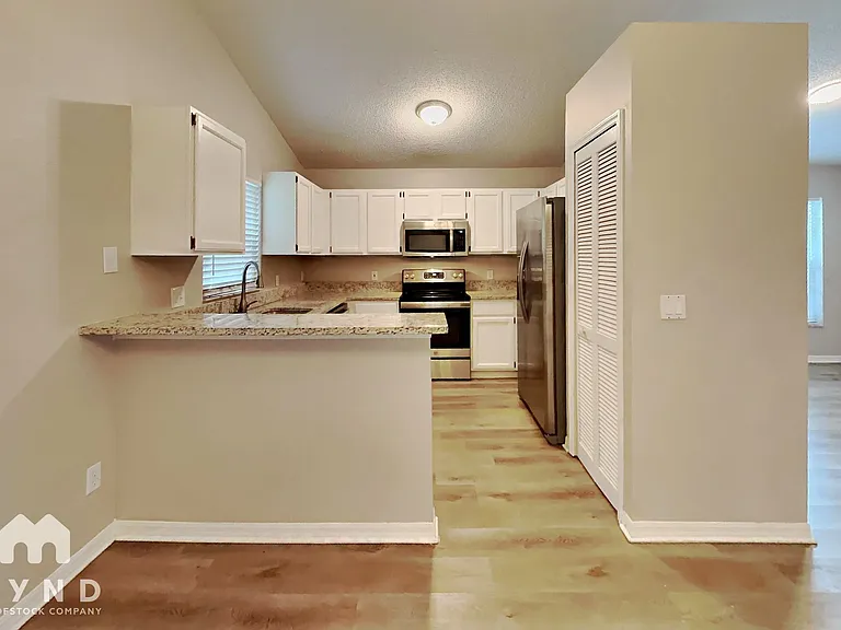 915 River Wind Ave — Photo 2