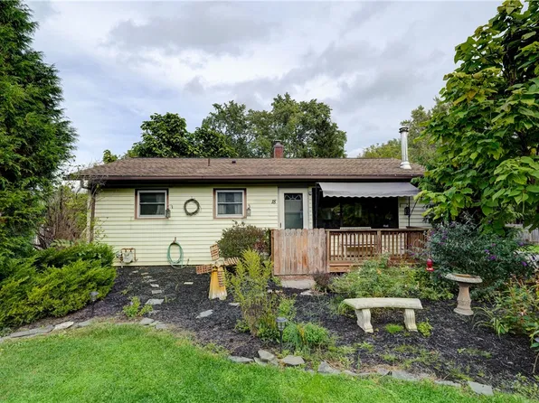 18 Fairlawn Dr, Honeoye Falls, NY 14472
