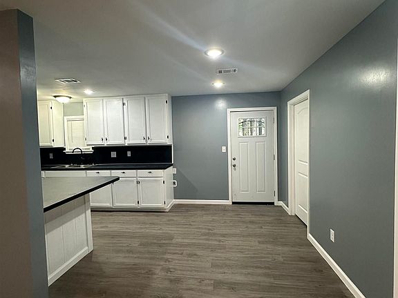 4th image of 3020 S Fir St