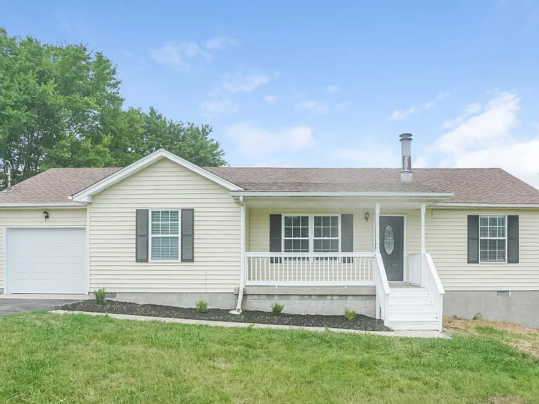 581 Woodcrest Dr — Photo 1