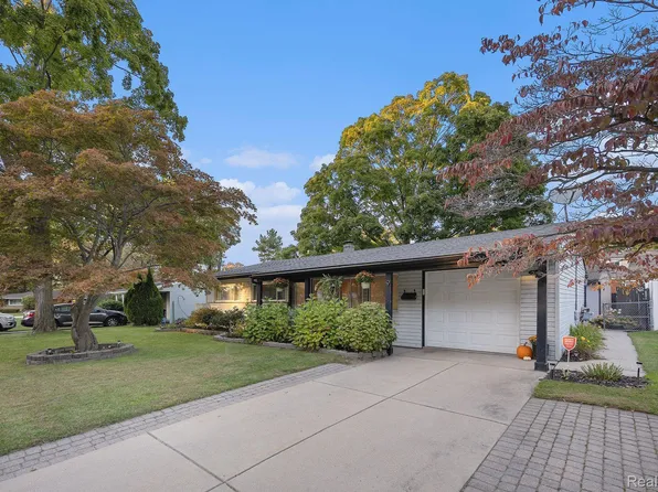 9 Woodside Cir, Mount Clemens, MI 48043