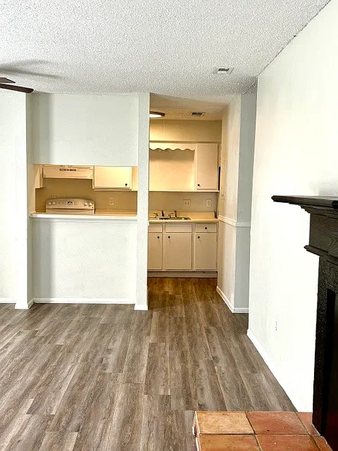 4218 Calallen Dr — Photo 4